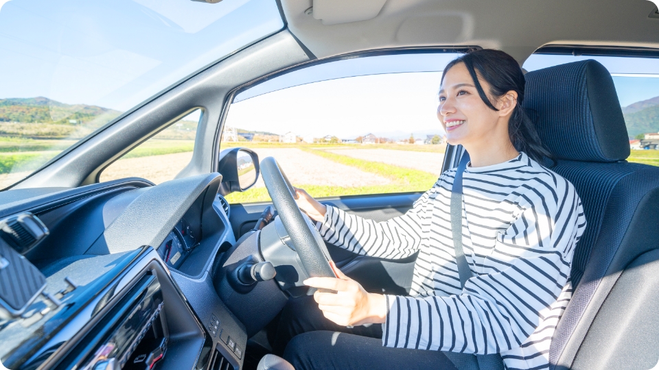 自動車を運転する様子の写真